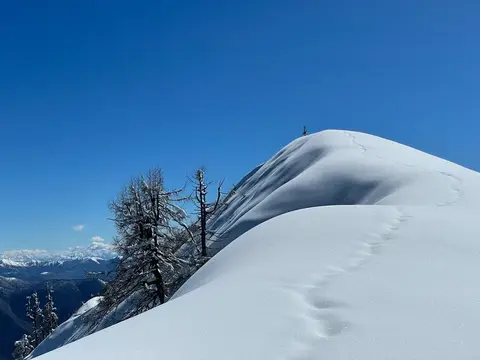 La cresta innevata con le tracce delle ciaspole