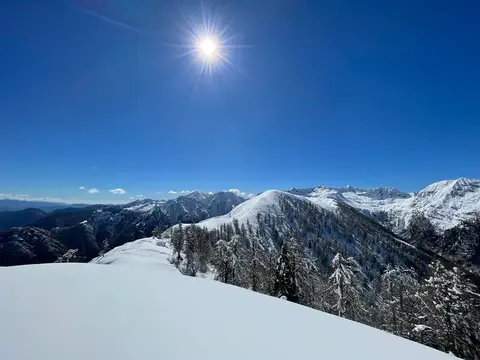 La cresta innevata sotto il sole