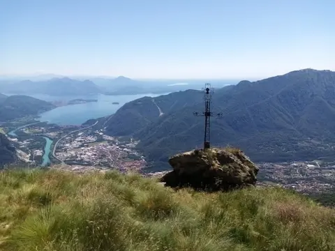 La croce del monte Cerano sopra la piana del Toce