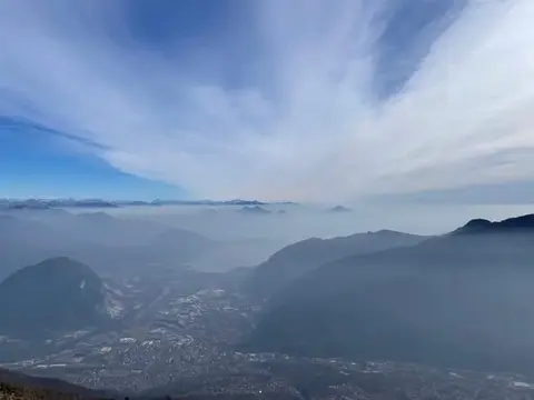 Foschia sulla pianura vista dalla cima