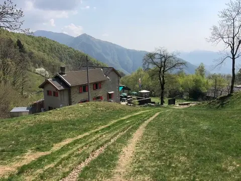 Il rifugio Fantoli sui prati dell'alpe Ompio