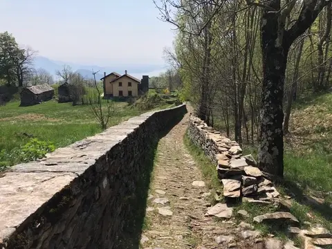 La mulattiera tra i muri a secco verso le baite