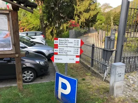 Il parcheggio di Bracchio con i cartelli dei sentieri