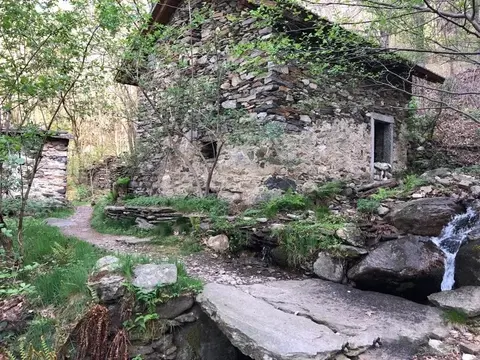 Una casa in pietra e un ruscello lungo la mulattiera