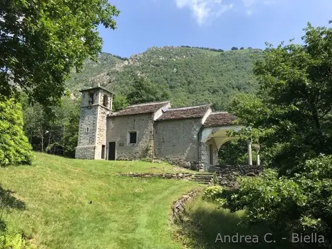 La chiesetta dell'eremo di Vercio tra i prati