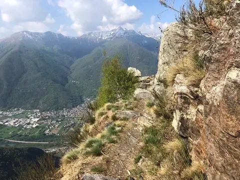 Il tratto esposto del sentiero sopra Vercio, con la valle sotto