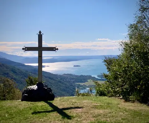 La croce sopra il lago Maggiore