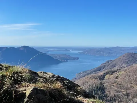 Il lago Maggiore e il golfo di Pallanza dalle rocce del Morissolo