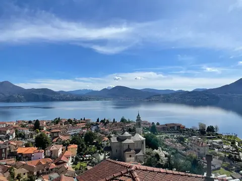 I tetti di un paese affacciato sul lago Maggiore