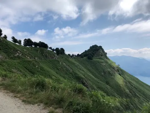 La cresta erbosa del Morissolo sopra il lago Maggiore