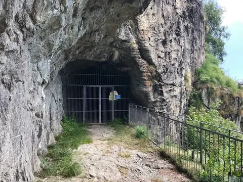 L'ingresso di una galleria della Linea Cadorna, chiuso da un cancello