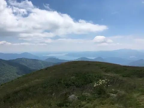 I prati della cima dello Spalavera e le colline verso il lago