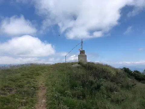 La croce del monte Spalavera sul crinale erboso