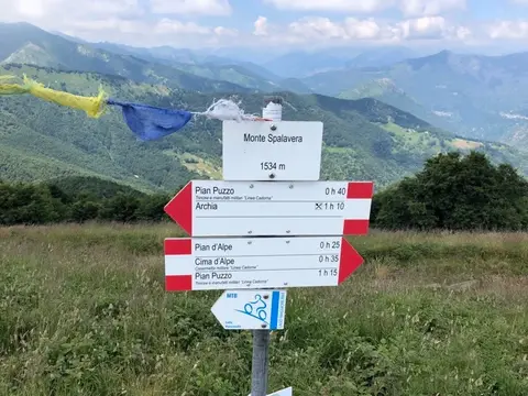 Il cartello del monte Spalavera, a 1534 m, con le bandierine colorate