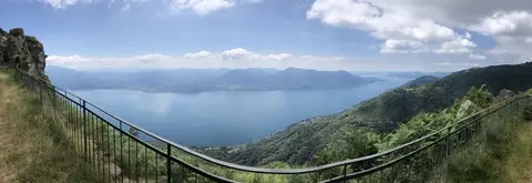 Panorama sul lago Maggiore dalla balconata con la ringhiera