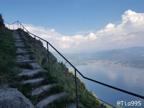 I gradini con il corrimano sulla parete del Morissolo, sopra il lago
