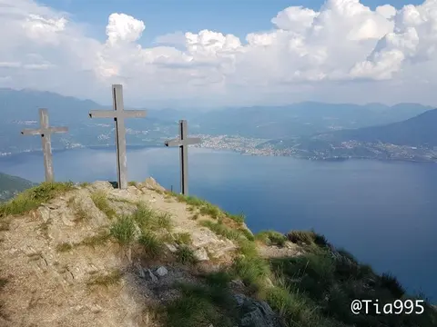 Le tre croci di metallo sull'anticima del Morissolo, sopra il lago