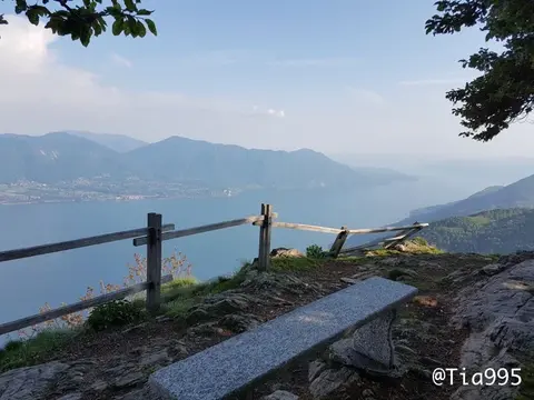 Una panca e la staccionata al punto panoramico sul lago