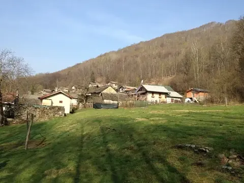 Le baite dell'alpe Runchio sopra Miazzina
