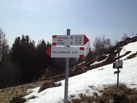 Il palo segnaletico per il Pian Cavallone tra la neve