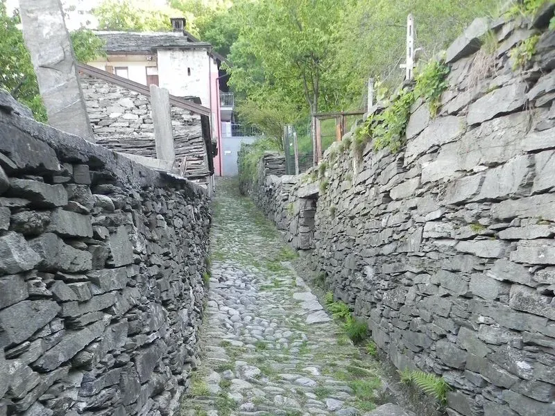 Cuzzego e Cardezza, la via del pane e la strada romana