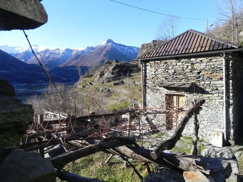 Camminata a Vogogna tra torri e terrazzi